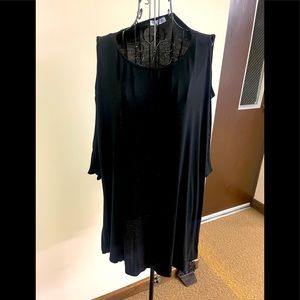 Womens Mountain Mammas maternity shirt in black. Cut out shoulders L/ XL